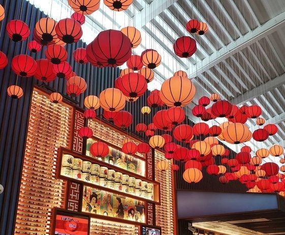 Tổng hợp cách trang trí nhà cửa ngày tết đơn giản đẹp mắt 2 Decor không gian ngày tết đẹp và ấm áp với lồng đèn đỏ